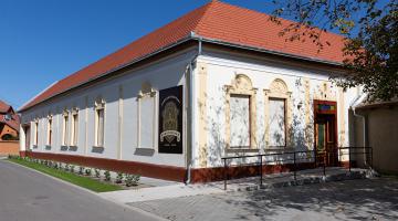 Baba-tár-ház, Nemesnádudvar, A gyűjteménynek otthont adó, 1927-ben épült épület (thumb) (thumb)